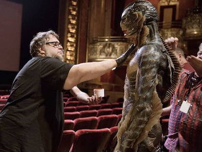 Guillermo del Toro, en el rodaje de 'La forma del agua', junto con el actor Doug Jones, en la piel del monstruo protagonista.