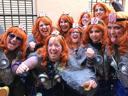 'Las guerrilleras de la tribu del tótem gordo', retratadas durante el Carnaval de Cádiz.