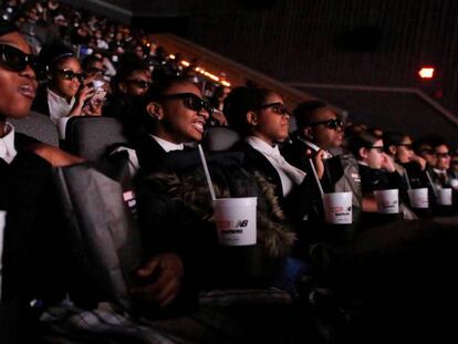 FOTO: Un grupo de escolares asiste al estreno de 'Black Panther' el pasado jueves en Harlem (Nueva York). / VÍDEO: Tráiler de la película.