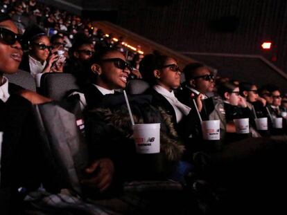 FOTO: Un grupo de escolares asiste al estreno de 'Black Panther' el pasado jueves en Harlem (Nueva York). / VÍDEO: Tráiler de la película.