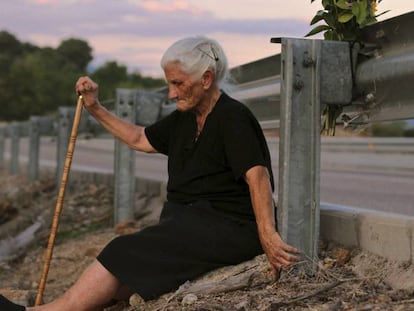 FOTO: María Martín, en la carretera de Buenaventura (Toledo) bajo la que yace, en una fosa común, su madre. / VÍDEO: Tráiler del documental 'El silencio de los otros'.