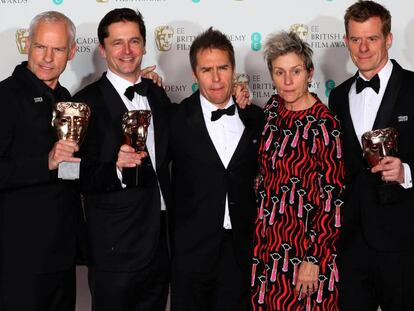 Martin McDonagh, Peter Czernin, Sam Rockwell y Graham Broadbent posan con Frances McDormand, tras recibir sus premios por 'Tres anuncios en las afueras'. En vídeo, el tráiler.