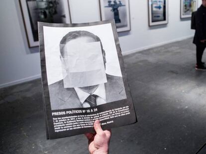 Una persona sujeta una copia de la fotografía de Oriol Junqueras, parte de la obra 'Presos políticos en la España contemporánea', de Santiago Sierra, en los pasillos de Arco.