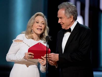 Faye Dunaway y Warren Beatty, durante la ceremonia de los Premios Oscar en el Dolby Theatre de Hollywood. En vídeo, la entrega de premios de 2017.