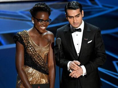 Lupita Nyong'o y Kumail Nanjiani, en el escenario de los Oscar. En vídeo, Frances McDormand pone en pie a todas las nominadas tras ganar el premio a mejor actriz.