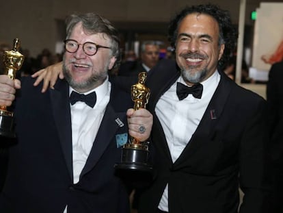 Guillermo del Toro y Alejandro González-Iñárritu, en el Baile de los Gobernadores tras los Oscar. En vídeo, Del Toro recoge el Oscar a la mejor dirección.