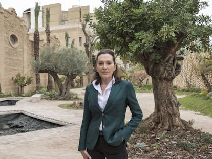 Cristina Iglesias, ante su escultura que se abre en el suelo del nuevo jardín de Bombas Gens, en Valencia. En vídeo, Cristina Iglesias reflexiona sobre su obra.