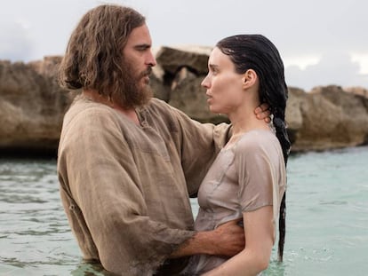 Joaquin Phoenix y Rooney Mara, en 'María Magdalena'.