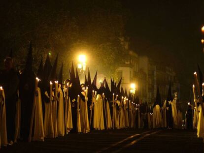 Nazarenos del Cristo de las Tres Caídas de la Hermandad de la Esperanza de Triana, en La Madrugá de 2017.