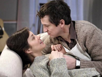 Marion Cotillard y Guillaume Canet en un fotograma de 'Cosas de la edad'.