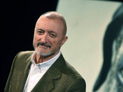 Foto: Arturo Pérez-Reverte presenta su novela negra 'Los perros duros no bailan' en Casa de América, en Madrid. | Vídeo: Declaraciones del autor sobre su nueva novela.