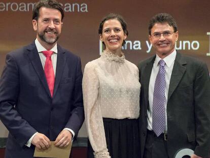 FOTO: El presidente del Cabildo de Tenerife, Carlos Alonso (i), entrega el premio Quirino al mejor Largometraje de animación iberoamericano a la obra 'Ana y Bruno', del productor Pablo Baksht (d). / VÍDEO: Tráiler de 'Ana y Bruno'.