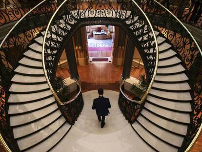 Escaleras interiores del Palacio de Longoria, sede de la Sociedad General de Autores y Editores. En vídeo, entrevista al presidente de la SGAE.