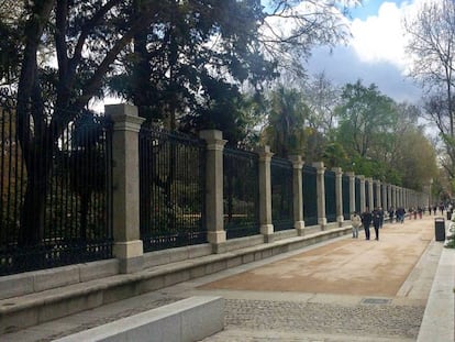 Lateral del Paseo del Prado con la verja del Jardín Botánico a la izquierda.