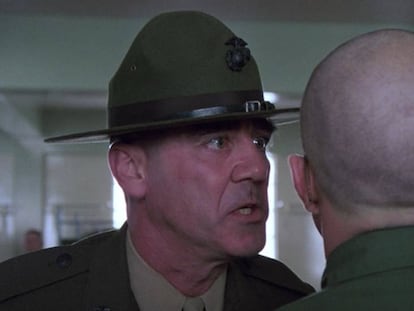 El sargento Hartman y el recluta patoso, en una escena de 'La chaqueta metálica'. En vídeo, fragmento de la película en la que se hizo famoso Lee Ermey.
