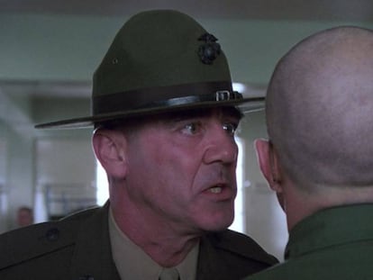 El sargento Hartman y el recluta patoso, en una escena de 'La chaqueta metálica'. En vídeo, fragmento de la película en la que se hizo famoso Lee Ermey.