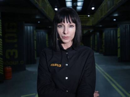 Najwa Nimri, caracterizada como Zulema, muestra la nueva cárcel de 'Vis a vis'.