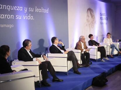 Los participantes en el acto de recuerdo a Isabel Polanco, ayer en el Círculo de Bellas Artes de Madrid. Desde la izquierda, Pilar Reyes, Alfonso López Casas, Sergio Ramírez, Juan Cruz, Pilar del Río e Isabel López Polanco.