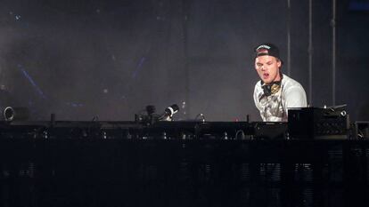Avicii, en una actuación en 2015. En vídeo, el perfil del DJ.