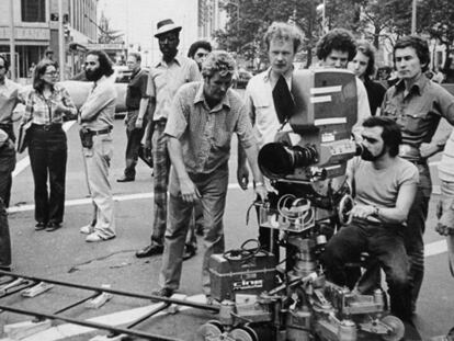Martin Scorsese (sentado detrás de la cámara), en el rodaje de 'Taxi Driver'.
