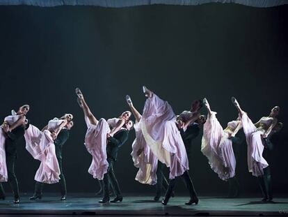 El Ballet Nacional de España representa la coreografía 'Alento'. En vídeo, reportaje sobre la compañía.