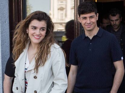 Amaia y Alfred, a la salida del Teatro Real tras la presentación de Eurovisión 2018.