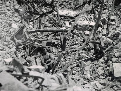 Un soldado nazi comprobando el cráter de una de las bombas de los 'stukas'. En vídeo, el tráiler del documental 'Experimento Stuka'.
