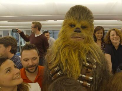 Chewbacca visita la redacción de EL PAÍS