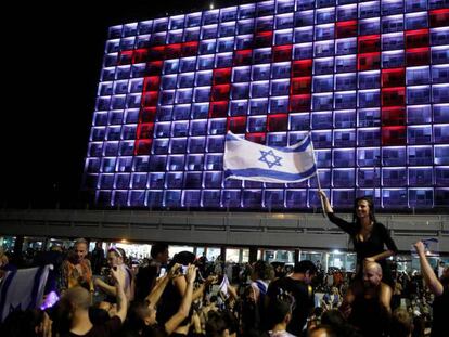 Celebración en la plaza de Isaac Rabin, ante el Ayuntamiento de Tel Aviv, del triunfo de Israel en Eurovisión.