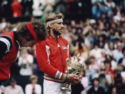 Borg posa con el trofeo de campeón de Wimbledon, en 1980, con McEnroe en primer término. En vídeo, el tráiler de la película.