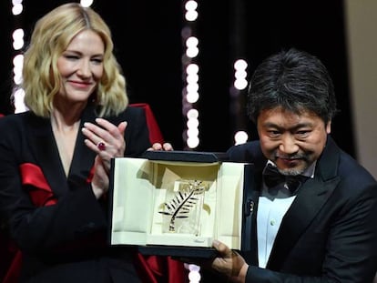 Hirokazu Kore-Eda muestra la Palma de Oro ante la actriz Cate Blanchett, presidente del jurado del festival.