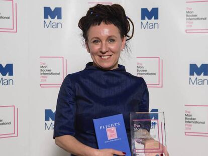 La escritora polaca Olga Tokarczuk, anoche tras recoger el Man Booker International Prize 2018.