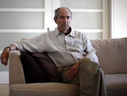 El escritor Philip Roth, en Nueva York en 2010. En vídeo, perfil de Roth.