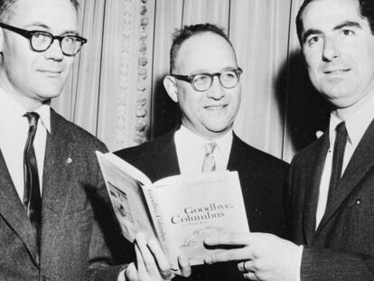 Philip Roth (derecha), con Robert Lowell y Richard Ellmann en 1960 en Nueva York. En vídeo, perfil de Roth.