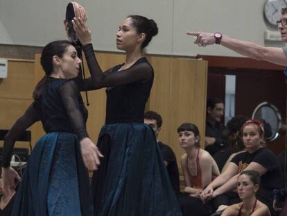 Nacho Duato ensaya con la Compañía Nacional de Danza el pasado 10 de mayo. En vídeo, el tráiler teaser su obra.