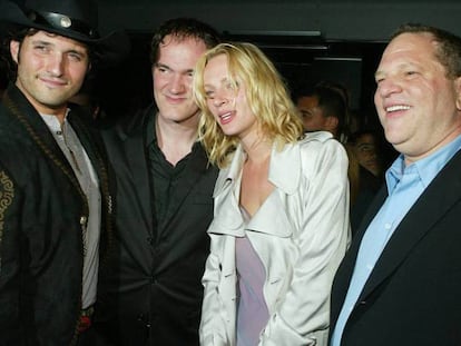 FOTO: De izquierda a derecha, los directores Robert Rodríguez y Quentin Tarantino, Uma Thurman y Harvey Weinstein en Los Ángeles en 2004. / VÍDEO: La detención de Weinstein, este viernes.