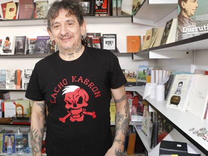 El cantante Evaristo Páramos en la Feria del Libro de Madrid, en una imagen de 2017. En vídeo, el encuentro entre Guardia Civil y el artista durante el festival.