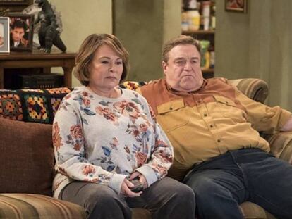 FOTO: Roseanne Barr y John Goodman, en una imagen promocional del regreso de 'Roseanne'. En vídeo, Valerie Jarrett responde a Roseanne.