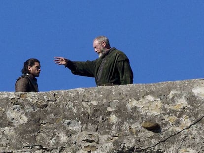 FOTO: Kit Harington (Jon Nieve) y Liam Cunningham (Lord Davos), durante el rodaje de 'Juego de tronos' en San Juan de Gaztelugatxe. / VÍDEO: Tráiler de la séptima temporada de la serie.