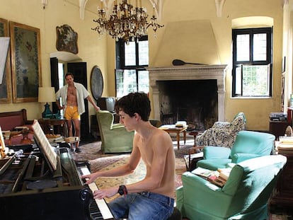 Armie Hammer, de pie, y Timothée Chalamet, al piano, en una imagen de 'Call Me By Your Name'. En vídeo, tráiler del film.