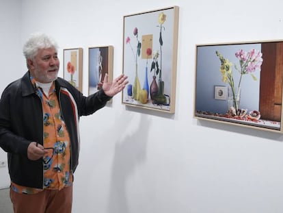 Pedro Almodóvar, en la sala de la madrileña galería Marlborough donde se exponen sus fotografías.