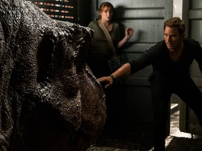 Bryce Dallas Howard y Chris Pratt, en una imagen de 'Jurassic World: el reino caído'.