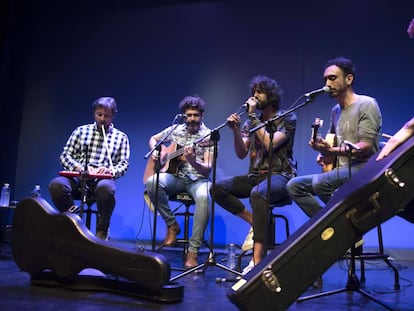 La banda Izal interpreta un tema de su repertorio frente a suscriptores de EL PAÍS.