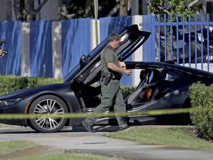 Policías junto al vehículo del cantante XXXTentacion.