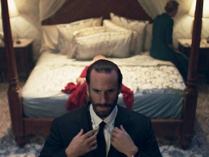 Tráiler de la segunda temporada de 'The Handmaid's Tale'. En la foto, el comandante Waterford (Ralph Fiennes) se prepara para la ceremonia de fecundación con la criada y su esposa.