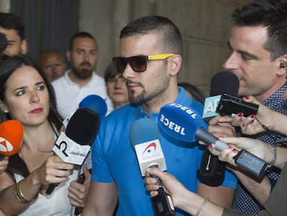 Ángel Boza, miembro de La Manada, a su llegada de los juzgados de Sevilla. En vídeo, llegada de los miembros de La Manada a los juzgados.