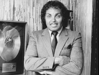Joseph Jackson, con un doble disco de platino, en 1982.