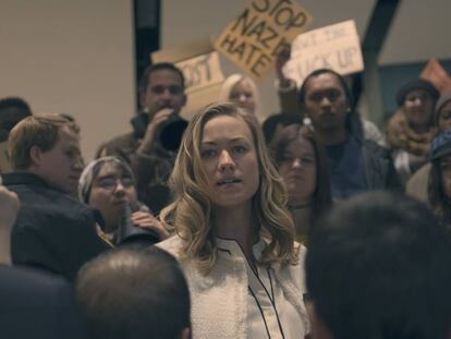 Yvonne Strahovski en el sexto capítulo de la segunda temporada de 'The Handmaid's Tale'. En vídeo, tráiler de la serie.