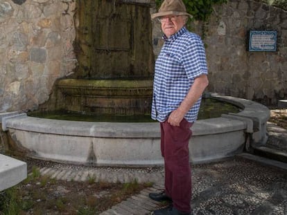 Gibson, el 24 de junio en Alfacar (Granada), junto a la fuente donde en 1986 unos operarios enterraron unos restos tras unas obras en el parque.