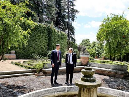 Sánchez y Torra esta mañana en la fuente de Machado en La Moncloa. En vídeo, su paseo por los jardines de La Moncloa.